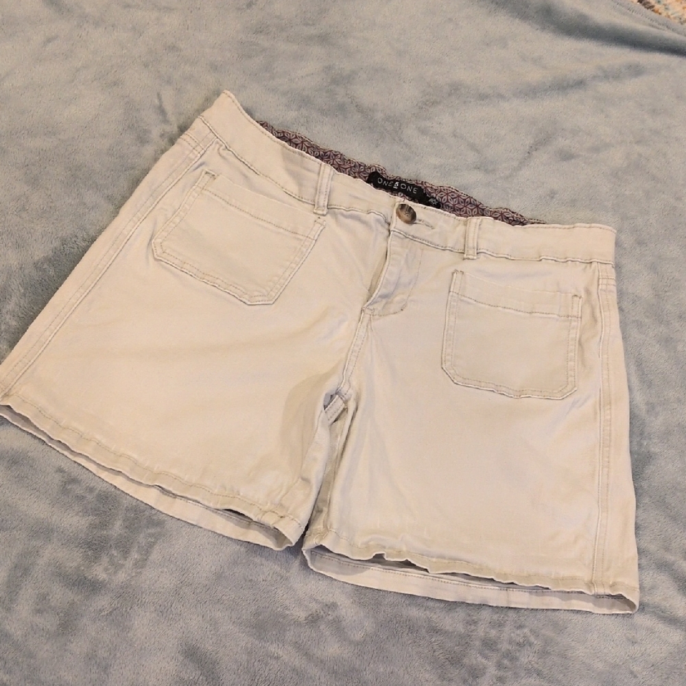 one 5 one Women's Light Tan Shorts